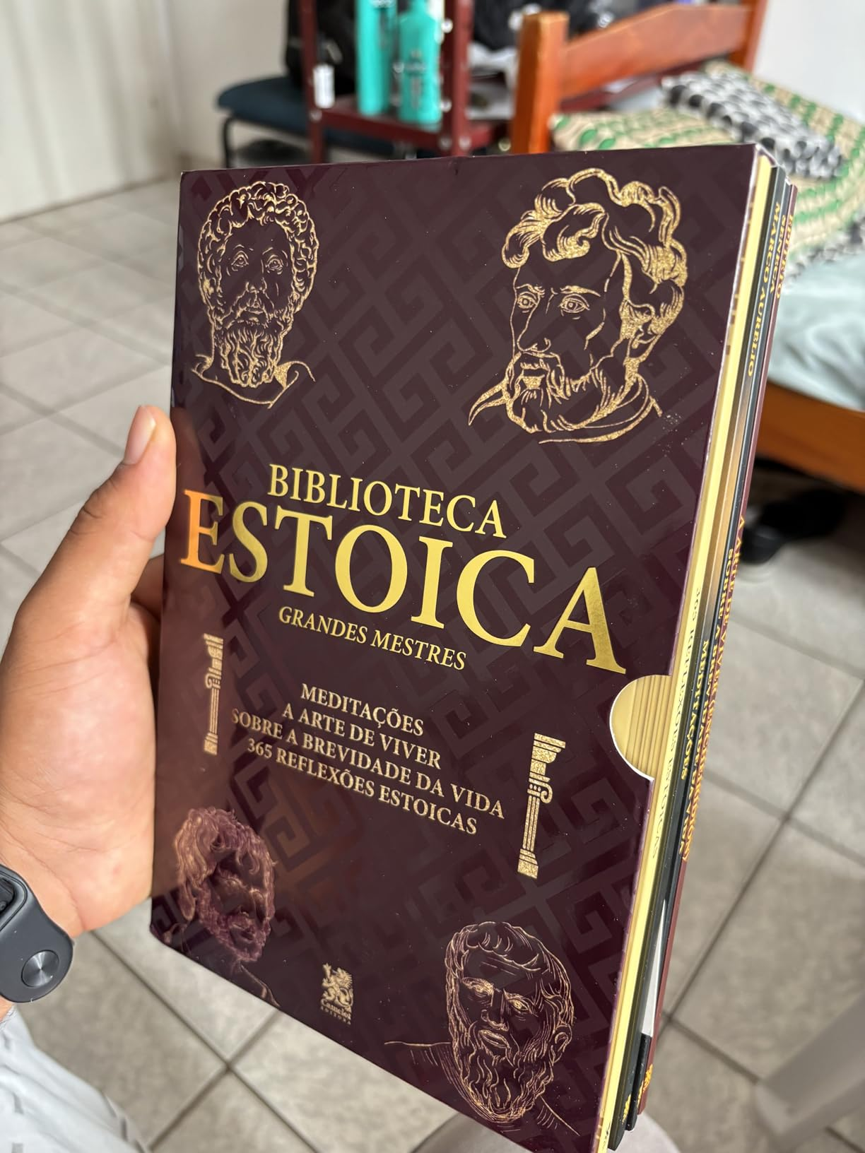 Foto real do cliente @leitor.estoico com a Biblioteca Estoica